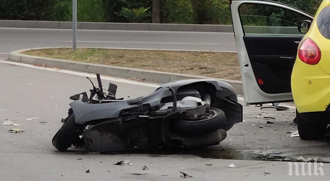 Моторист се заби в ауди, ранен е