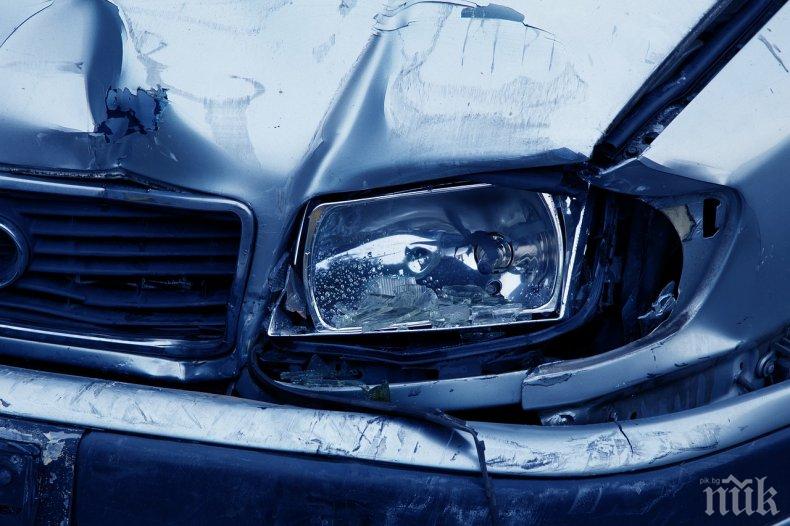 Шофьори катастрофираха и избягаха