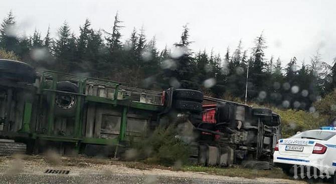Камион се обърна на Е-79, движението край село Усойка а затруднено
