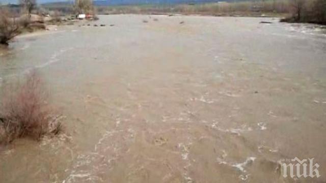 ПРОВЕРКА: Ето кой оцвети Струма в цветовете на дъгата