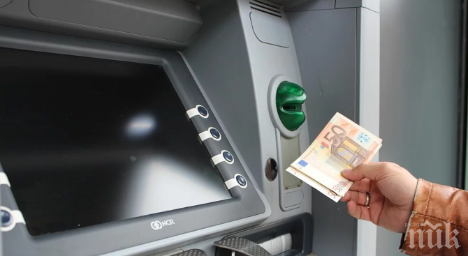 Задържаха българи в Португалия за източване на банкови карти