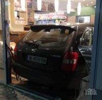 ЕКШЪН В БЕРКОВИЦА: Кола се вряза в бензиностанция, разби бара (СНИМКИ)