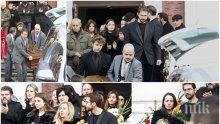 ИЗВЪНРЕДНО В ПИК TV! Дъжд от аплодисменти изпрати Стефан Данаилов в последния му път - хиляди му се поклониха за сбогом в Народния театър (ГАЛЕРИЯ/ОБНОВЕНА)