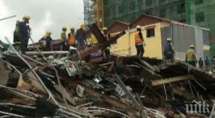 срутена сграда погреба трима работници камбоджа