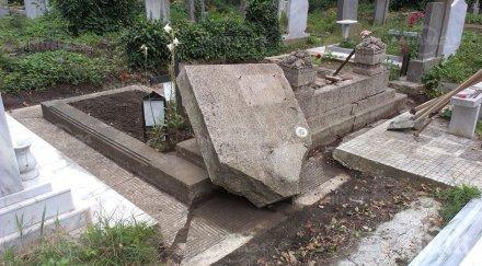 кощунство вандали изпотрошиха надгробни плочи нова загора