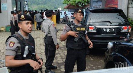 двама военни ранени взрива джакарта