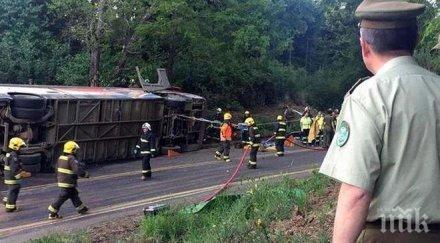 двуетажен автобус преобърна чили загинали