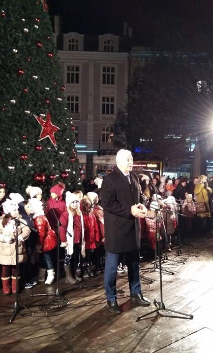 Зико запали коледната елха на Пловдив