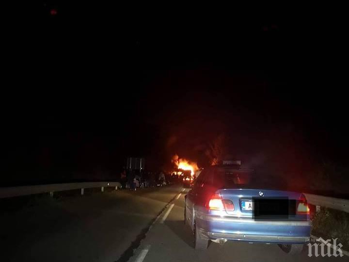 ИЗВЪНРЕДНО! Огнен ад в Бургаско, запали се автобус с 51 пътници
