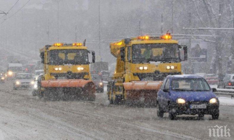 Над 1800 снегорина чакат в готовност да чистят пътищата