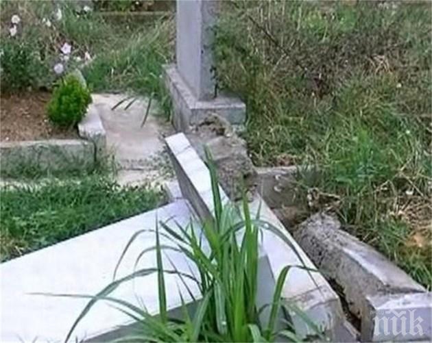 Вандали вилняха на гробищата в Нова Загора - потрошиха паметни плочи