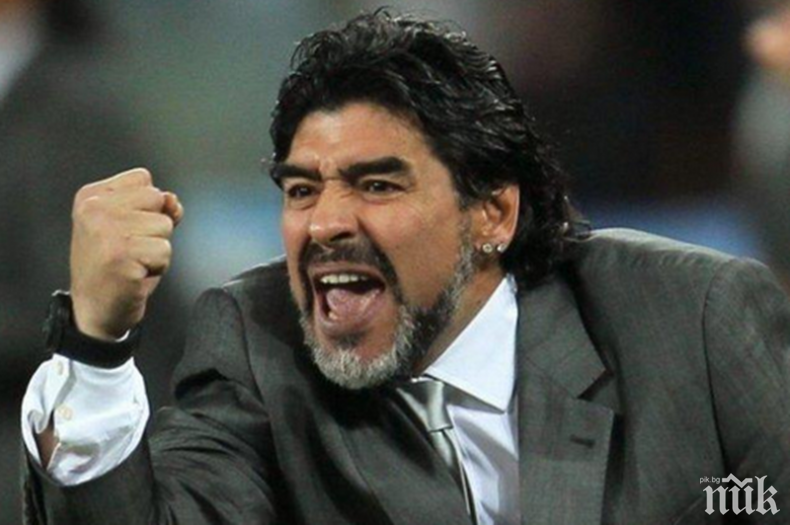 ГОРЕЩО: Марадона не е на себе си - дъщеря му стана модел на бельо (СНИМКИ)