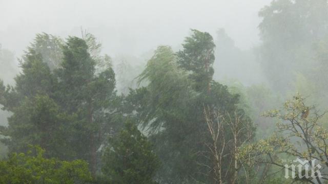 Опасно време: Вятър със скорост около 100 км/ч премина през Сливен