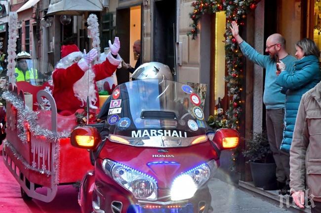 Италианският Дядо Коледа впрегна рокери в шейната си