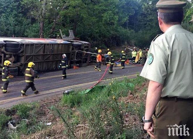 Двуетажен автобус се преобърна в Чили, има загинали