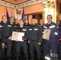 Пожарникари и полицаи с отличия в категория 