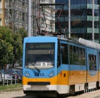 ТЕЖЪК ИНЦИДЕНТ: Кола се заби в трамвай на Руски паметник в София