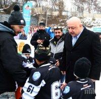 Министър Кралев откри ледена пързалка