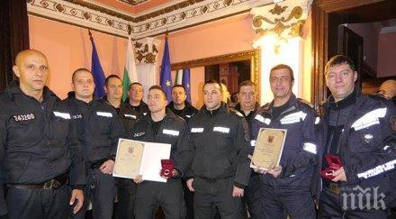 пожарникари полицаи отличия категория смело сърце