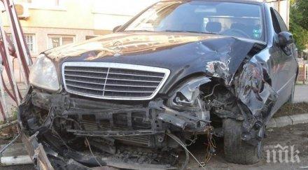 годишен водач мерцедес разби ограда