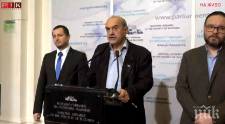 първо пик атака остър коментар скандала бельото репортерка отнеха акредитацията алфа парламента обновена