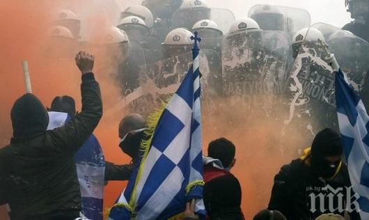 Разгониха със сълзотворен газ анархисти в Гърция