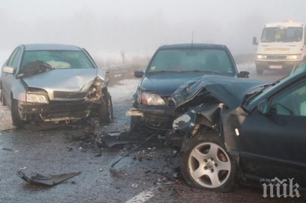 ОТ ПОСЛЕДНИТЕ МИНУТИ: Шест коли се нанизаха в мъглата на Скобелева майка