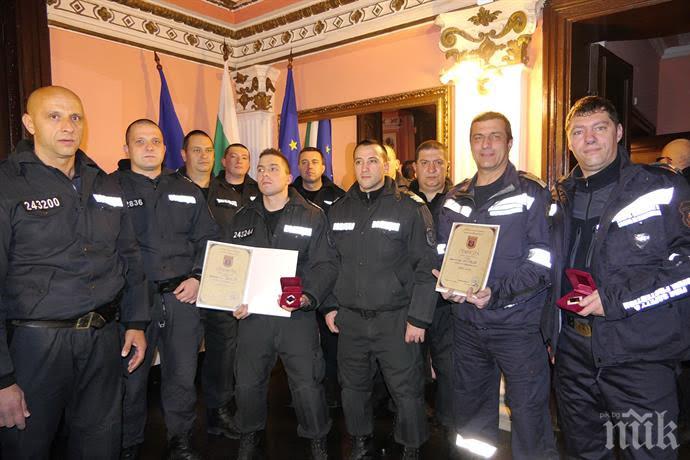 Пожарникари и полицаи с отличия в категория Смело сърце