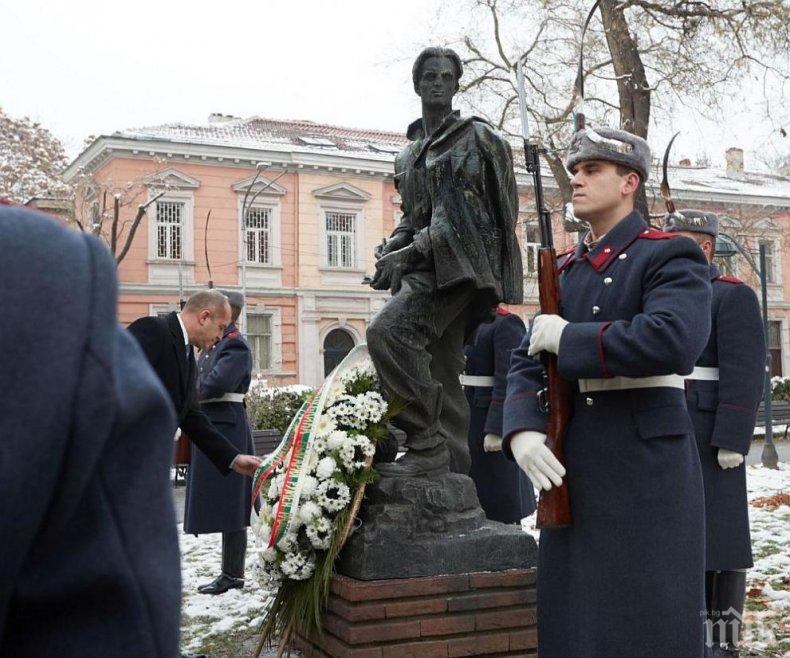 Президентът Радев почете паметта на Никола Вапцаров