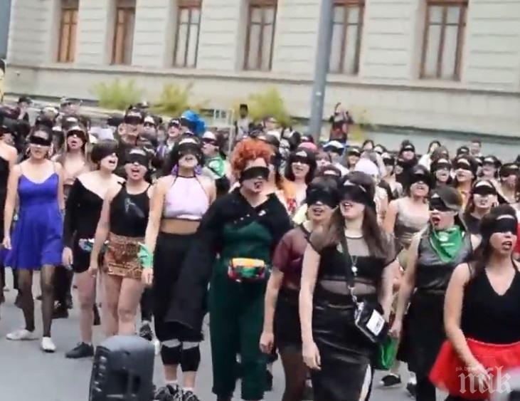 Хиляди жени окупираха националния стадион в Чили в протест срещу сексуалното насилие