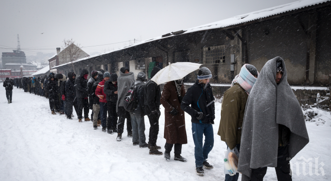 XXI ВЕК: Мигранти в Босна топят сняг, за да пият вода 