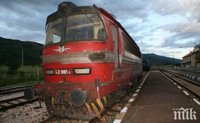 Пътнически влак дерайлира до Кърджали, няма пострадали
