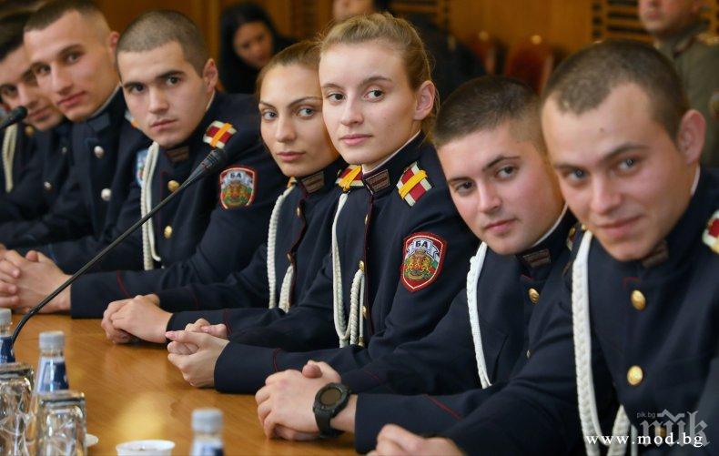 Каракачанов към курсантите-отличници: Изграждайте се като лидери не само в армията, но и в обществото