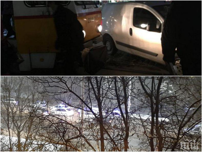 ПЪРВО В ПИК: Трамвай и кола се удариха на бул. Константин Величков, бул. Стамболийски пък почерня от полиция (СНИМКА)