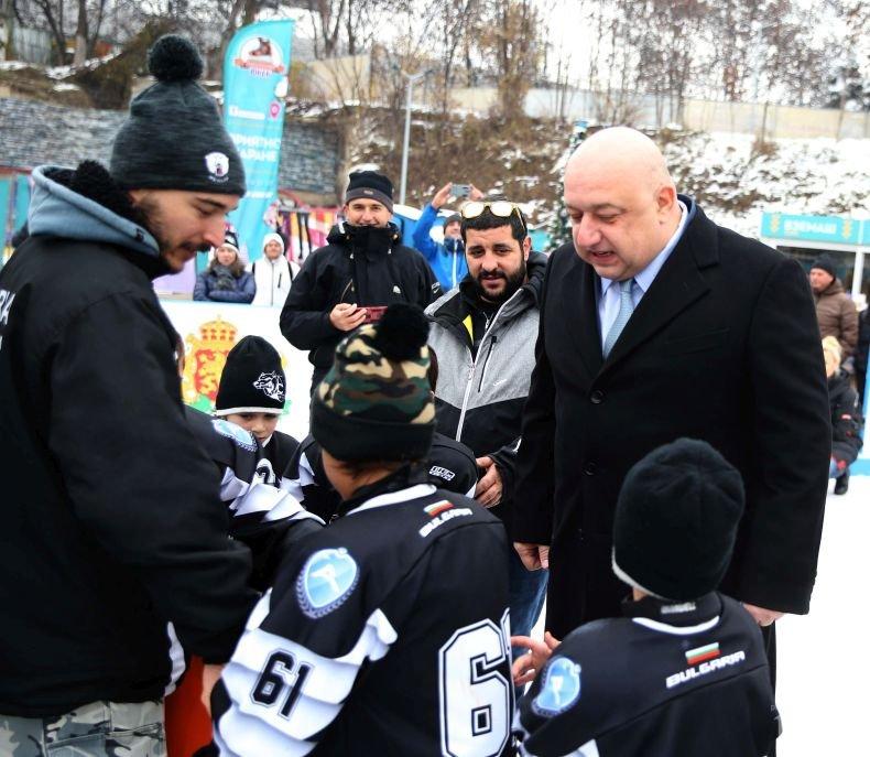 Министър Кралев откри ледена пързалка