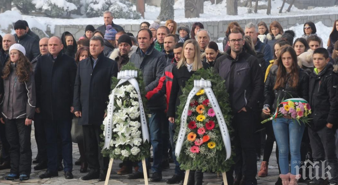 Банско сведе глава в почит към Никола Вапцаров