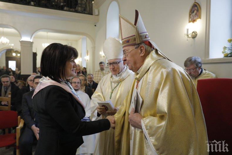Цвета Караянчева присъства на тържествената литургия в католическия катедрален храм „Успение Богородично“