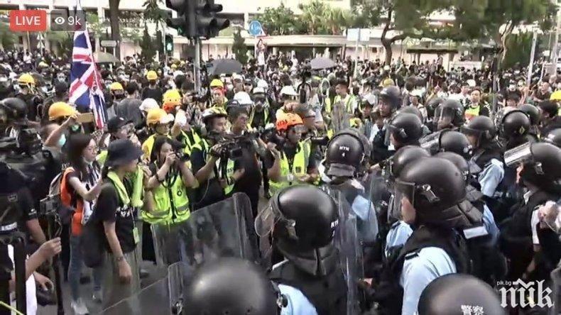 Хиляди хора излязоха отново по улиците на Хонконг
