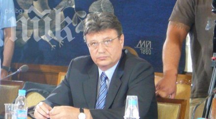 шефът грао избирателните списъци умрели хора