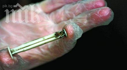 затворници половин година боцкат хероин една съща игла