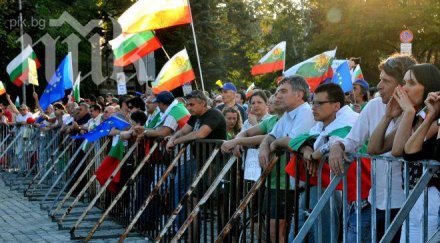 парламентът отново обкръжен протестиращи