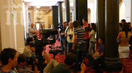 репортери пускат борисов тоалетната пресаташето беснее