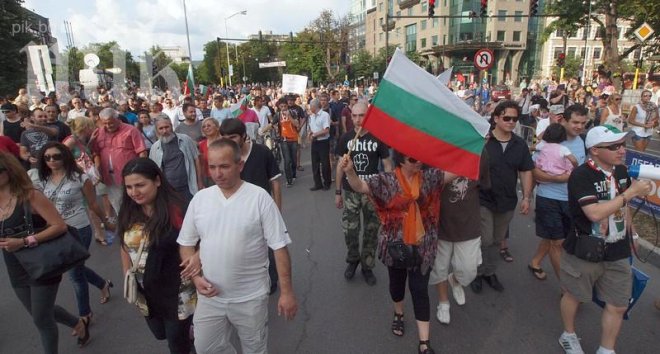 Протестиращите във Варна блокираха кръстовището пред общината