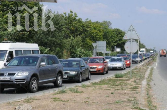 Километрични колони от коли задръстиха входа на Бургас (снимки)