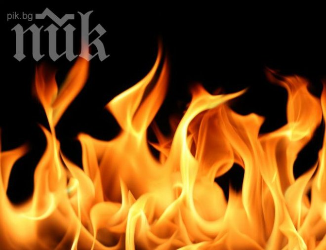 Автовоз с 8 коли изгоря като факла на магистрала Тракия