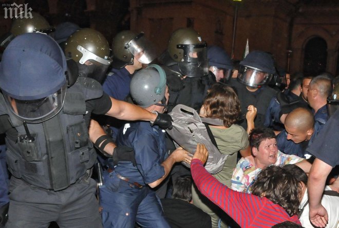 Битите на протеста могат да предявят иск от 5000 до 7000 лв.