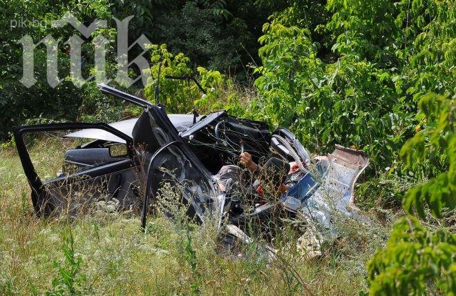 Кола и автобус се сблъскаха челно, двама загинали (снимка)