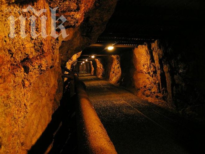 Най-малко още 10 дни за достигане до затрупаните миньори