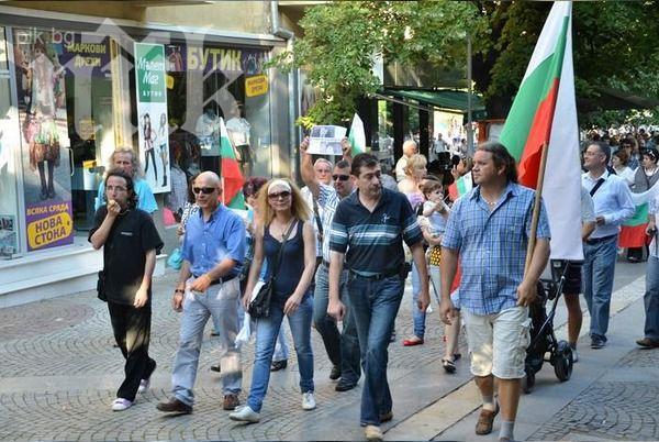 Около 30 души на протест срещу Орешарски в Сливен