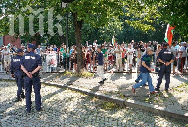 Двайсетина протестиращи пред парламента, обсъждат предстоящата депутатска ваканция